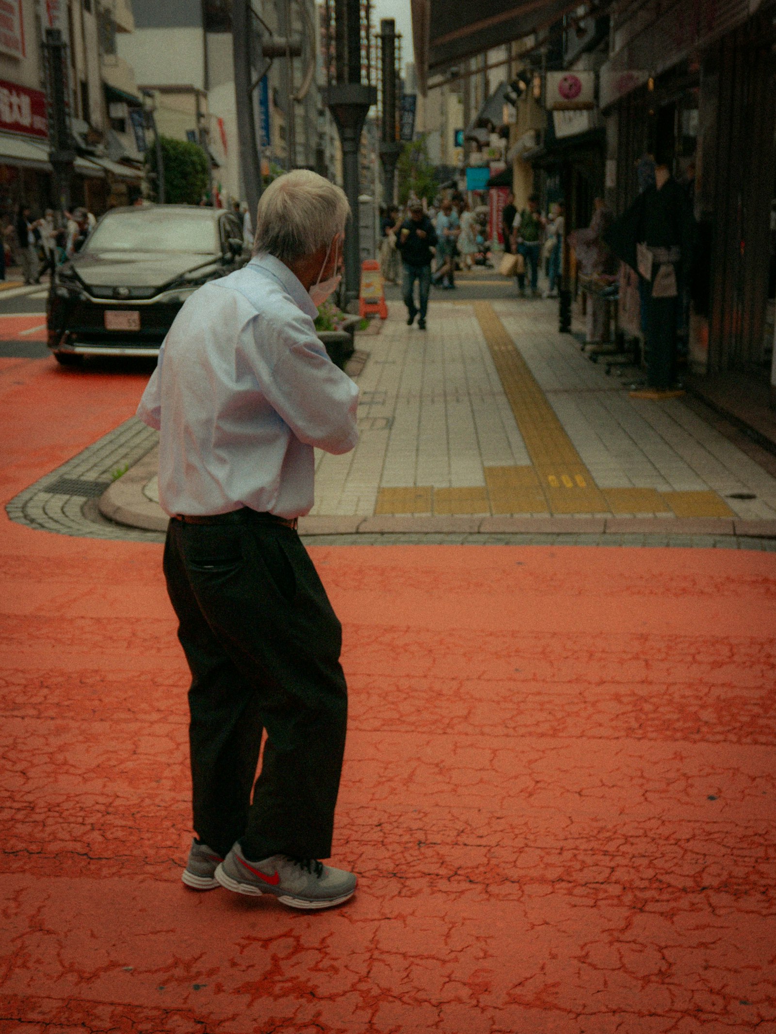 いつもの帰り道を歩く達也さんの後ろ姿