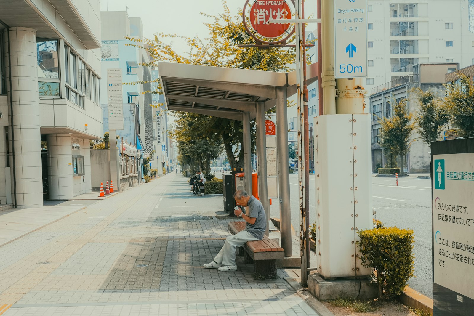 いつものバス停で待つ達也さん