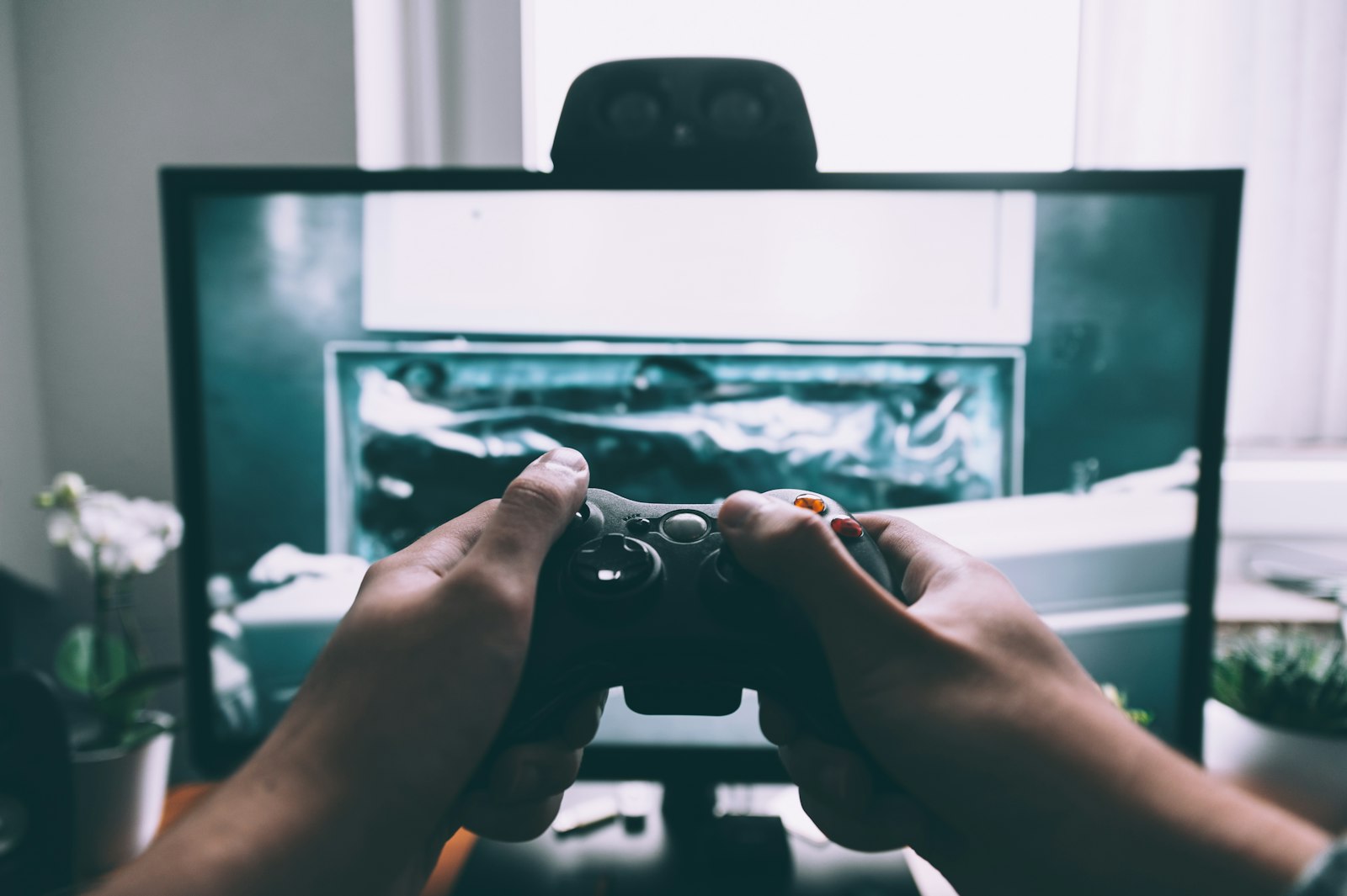 テレビの前のゲームコントローラー