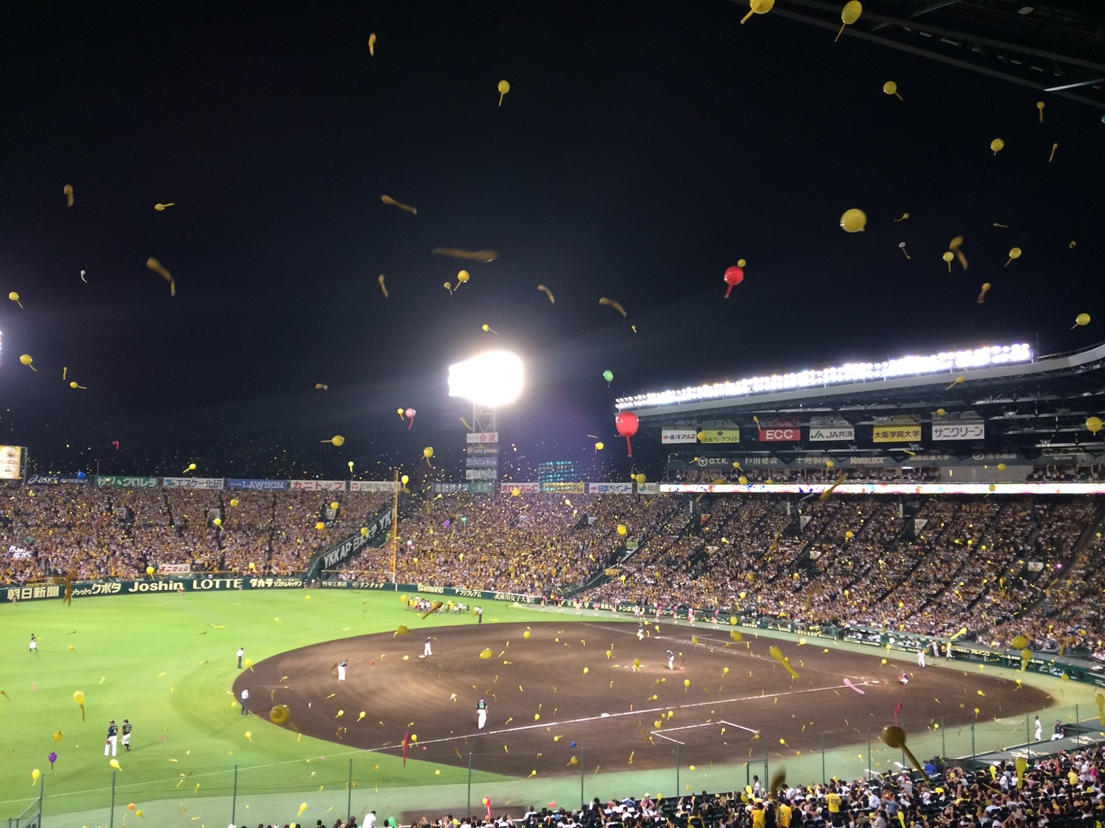 夜空に舞うジェット風船